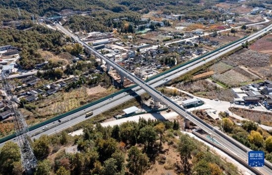11月25日在麗江市境內拍攝的即將開通的麗香鐵路（無人機照片）。