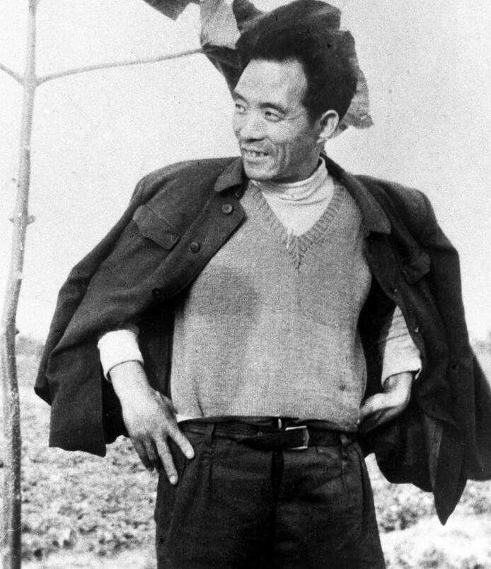 這是焦裕祿當(dāng)年滿懷豪情地在泡桐樹前留影。新華社發(fā)（1990年5月10日發(fā)）