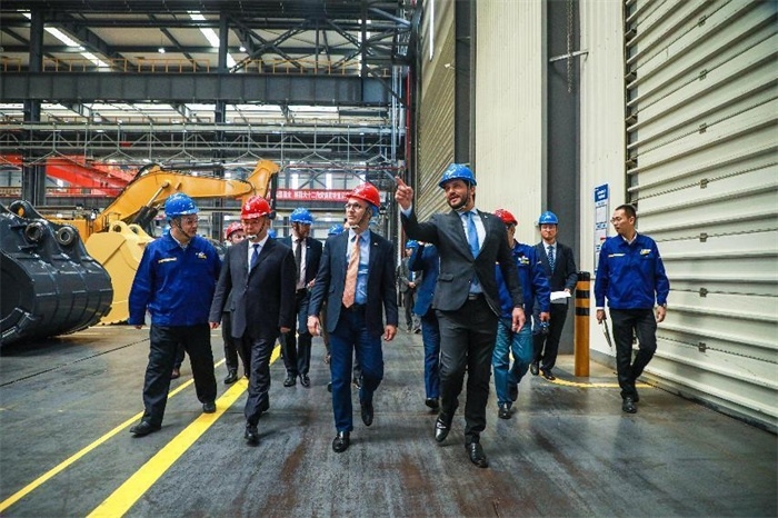 巴西米納斯吉拉斯州州長(zhǎng)羅梅烏·澤馬到徐工集團(tuán)考察。徐工集團(tuán)供圖