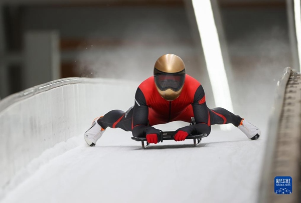 11月25日，天津隊(duì)選手閆文港在比賽中抵達(dá)終點(diǎn)。新華社記者 王楷焱 攝