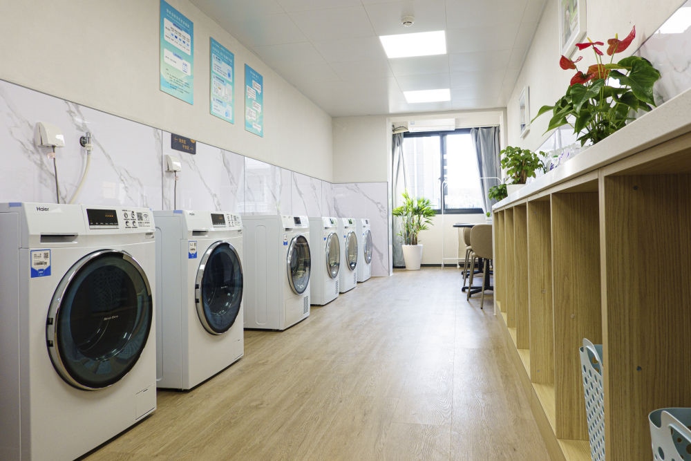 閔行區(qū)新時代城市建設(shè)者管理者之家的共享廚房和共享洗衣房。