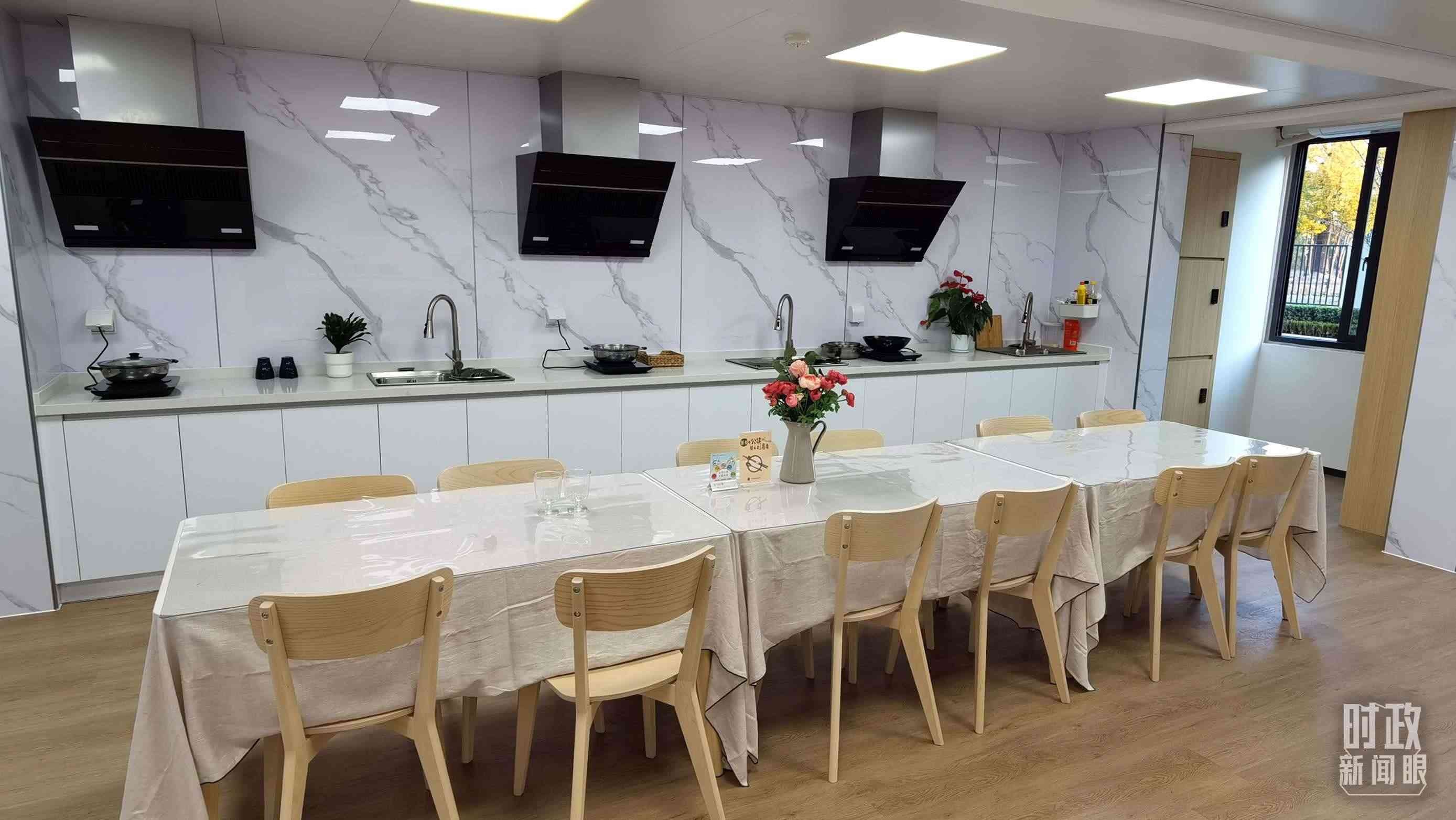 △閔行區(qū)新時代城市建設(shè)者管理者之家內(nèi)的共享廚房。（總臺央視記者郭鴻拍攝）