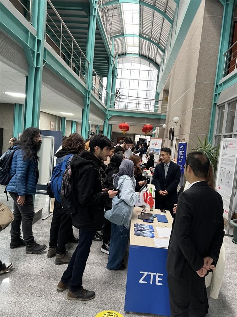 土耳其大學(xué)生在中企展臺(tái)交流。主辦方供圖