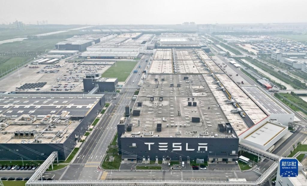 這是在中國（上海）自由貿(mào)易試驗區(qū)臨港新片區(qū)拍攝的特斯拉上海超級工廠（2023年9月26日攝，無人機照片）。新華社記者 劉穎 攝