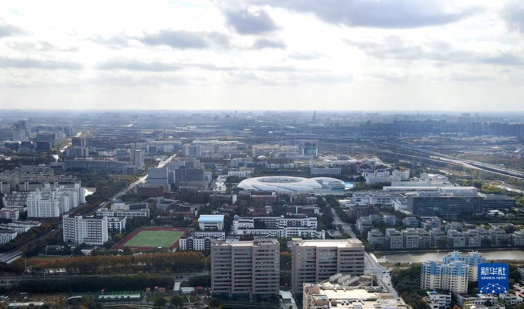 這是2023年11月25日在上海浦東新區(qū)張江科學(xué)城拍攝的形如鸚鵡螺的大科學(xué)裝置上海光源（中）（無人機照片）。新華社記者 方喆 攝