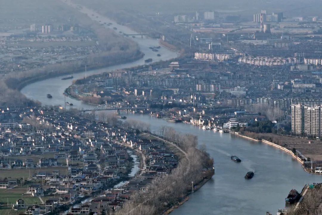 2月16日，貨船行駛在京杭大運(yùn)河江蘇寶應(yīng)段。新華社發(fā)（沈冬兵攝）