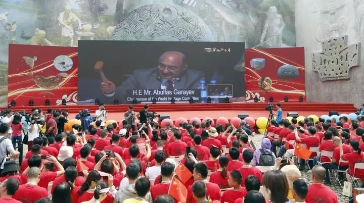 2019年7月6日，杭州市民揮舞國(guó)旗慶祝良渚古城遺址獲準(zhǔn)列入世界遺產(chǎn)名錄。記者 吳煌 倪雁強(qiáng) 攝