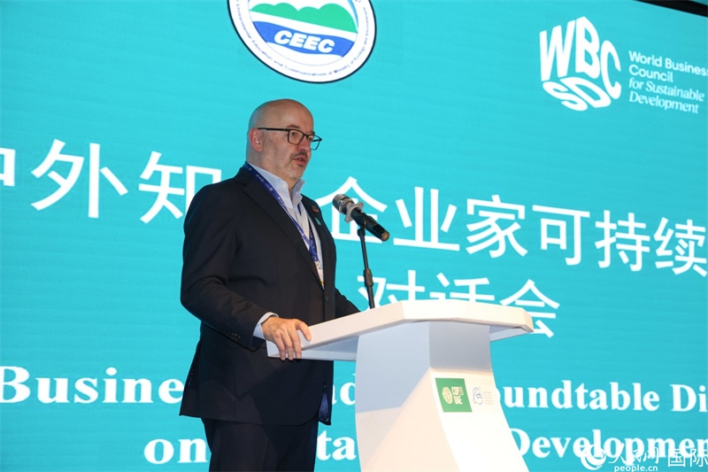 世界可持續(xù)發(fā)展工商理事會會長兼主席貝德凱致辭。人民網記者任皓宇攝