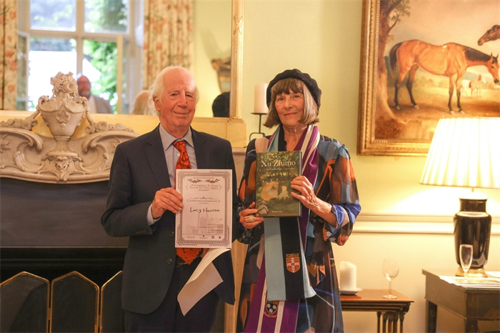 艾倫·麥克法蘭教授為漢密爾頓頒發(fā)文學(xué)類終身成就獎。雨珊攝