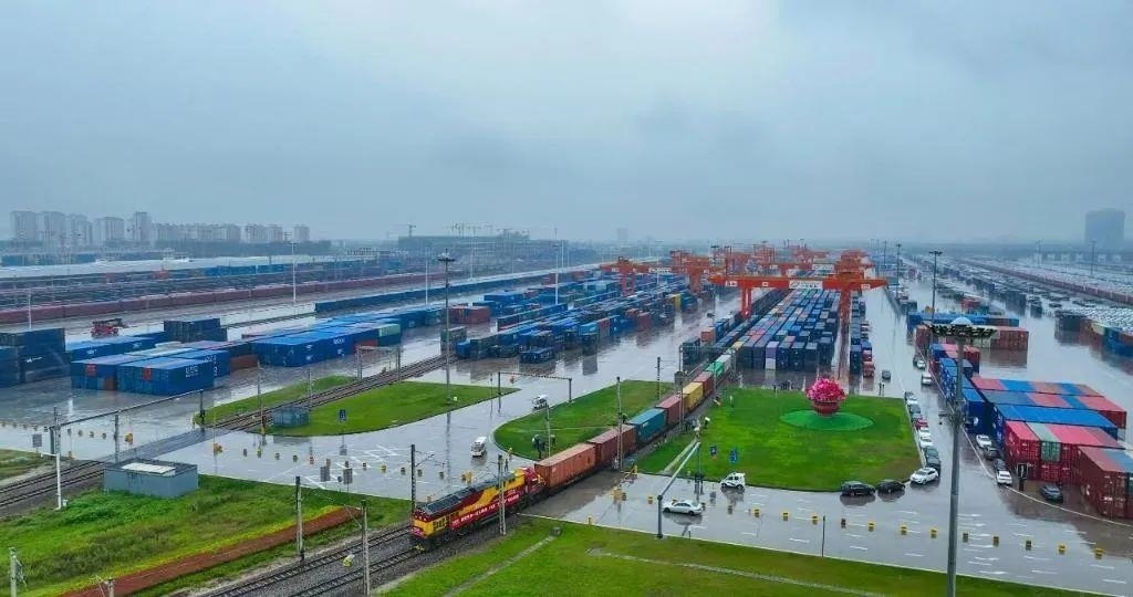 △2023年9月28日，中歐班列長安號(hào)第20000列從陜西西安國際港站開出。