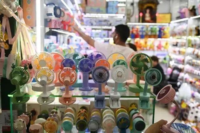 △近期，客商在浙江義烏國際商貿(mào)城采購商品。