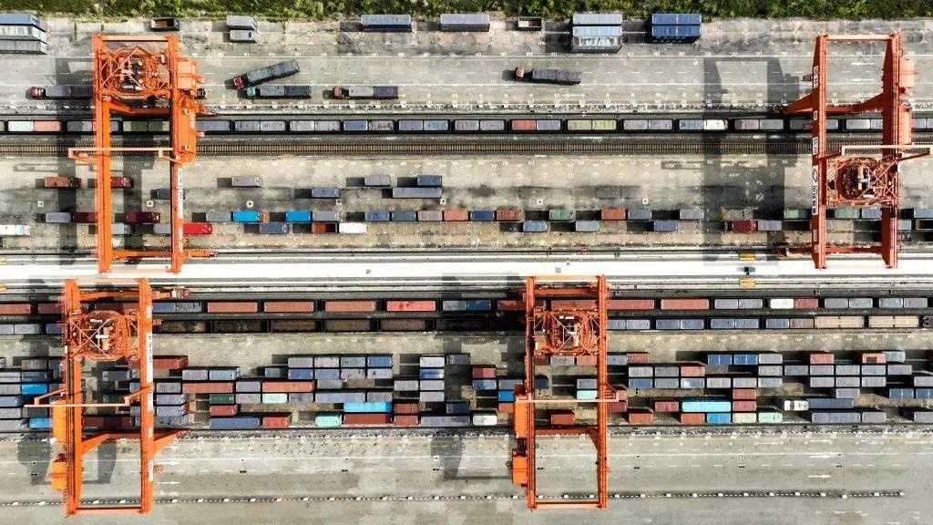 △2023年11月12日，火車在廣西欽州港碼頭裝運(yùn)集裝箱。