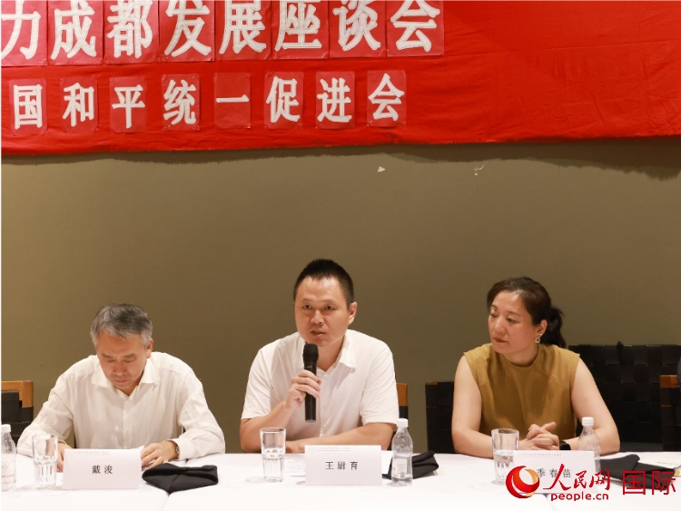 中國(guó)駐里約總領(lǐng)館副總領(lǐng)事王尉育（中）在座談會(huì)中致辭。人民網(wǎng)記者 陳海琪攝