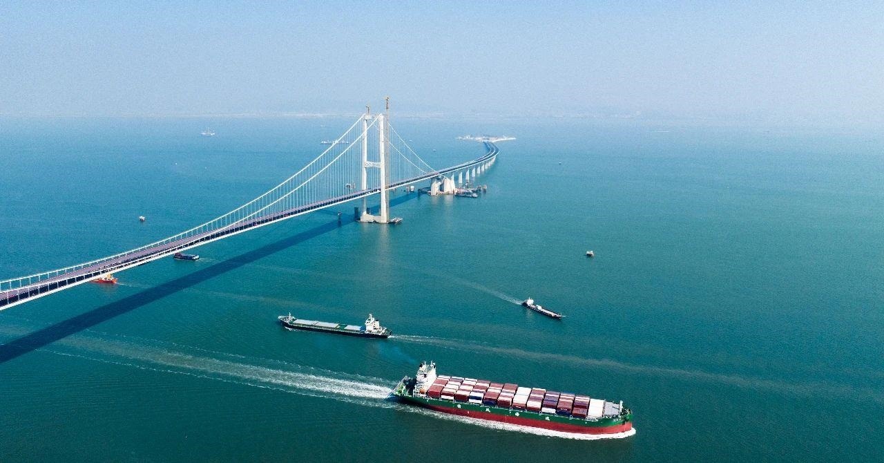 △2023年11月28日，國(guó)家重大工程深中通道海底沉管隧道貫通。