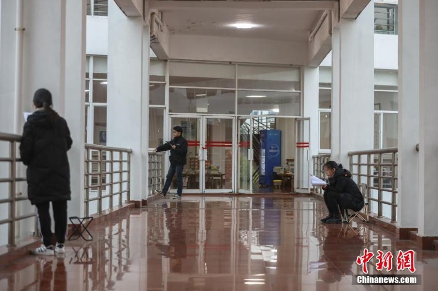 資料圖：幾位考研學生在南昌大學教學樓的天橋上復習備考。劉力鑫 攝