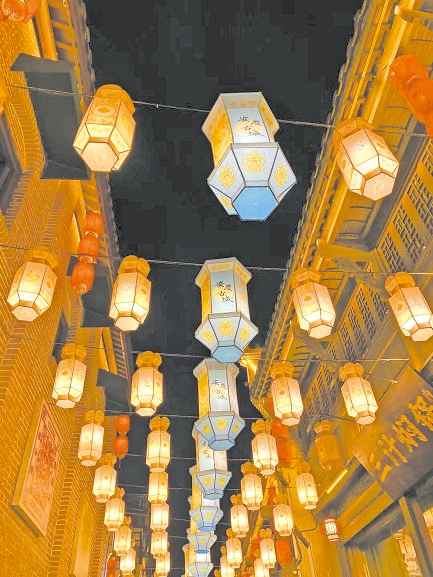  古城新韻 位于安徽安慶市安慶古城的倒扒獅歷史文化街區(qū)依江而建，在保留歷史建筑的同時(shí)，引入產(chǎn)業(yè)新業(yè)態(tài)，激發(fā)歷史文化街區(qū)活力，吸引了眾多游客前來游玩。 韓國籍視頻博主 金峻范攝