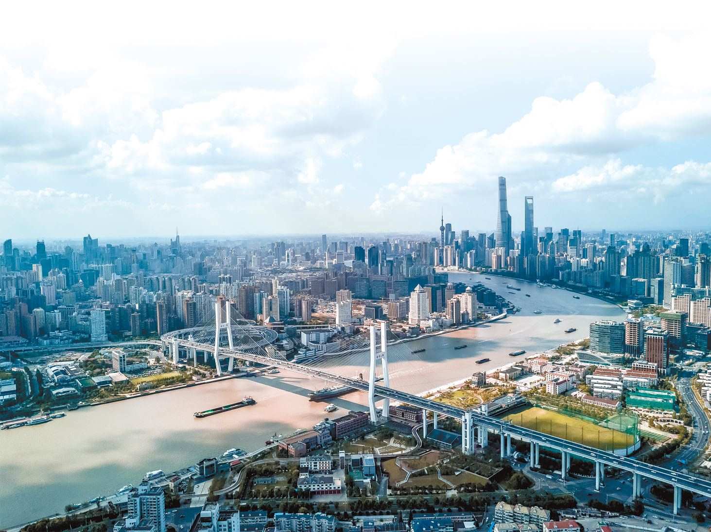  潮起東方 上海黃浦江兩岸高樓林立，風(fēng)光無限。近年來，上海以開放創(chuàng)新之姿，謀劃推動(dòng)高質(zhì)量發(fā)展，奮力開創(chuàng)長三角一體化新局面。 德國籍導(dǎo)演、建筑師、攝影師 馬克·西格蒙德攝 “起初，我被東方古國的悠久歷史文化吸引來到中國。在上海生活的10多年間，我見證了這座城市的發(fā)展歷程，也感受到它兼具傳統(tǒng)與現(xiàn)代的獨(dú)特魅力?！? /></p> <p style=