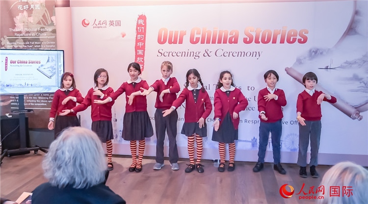 肯辛頓韋德預備學校小學生表演。人民網 郭錦標攝