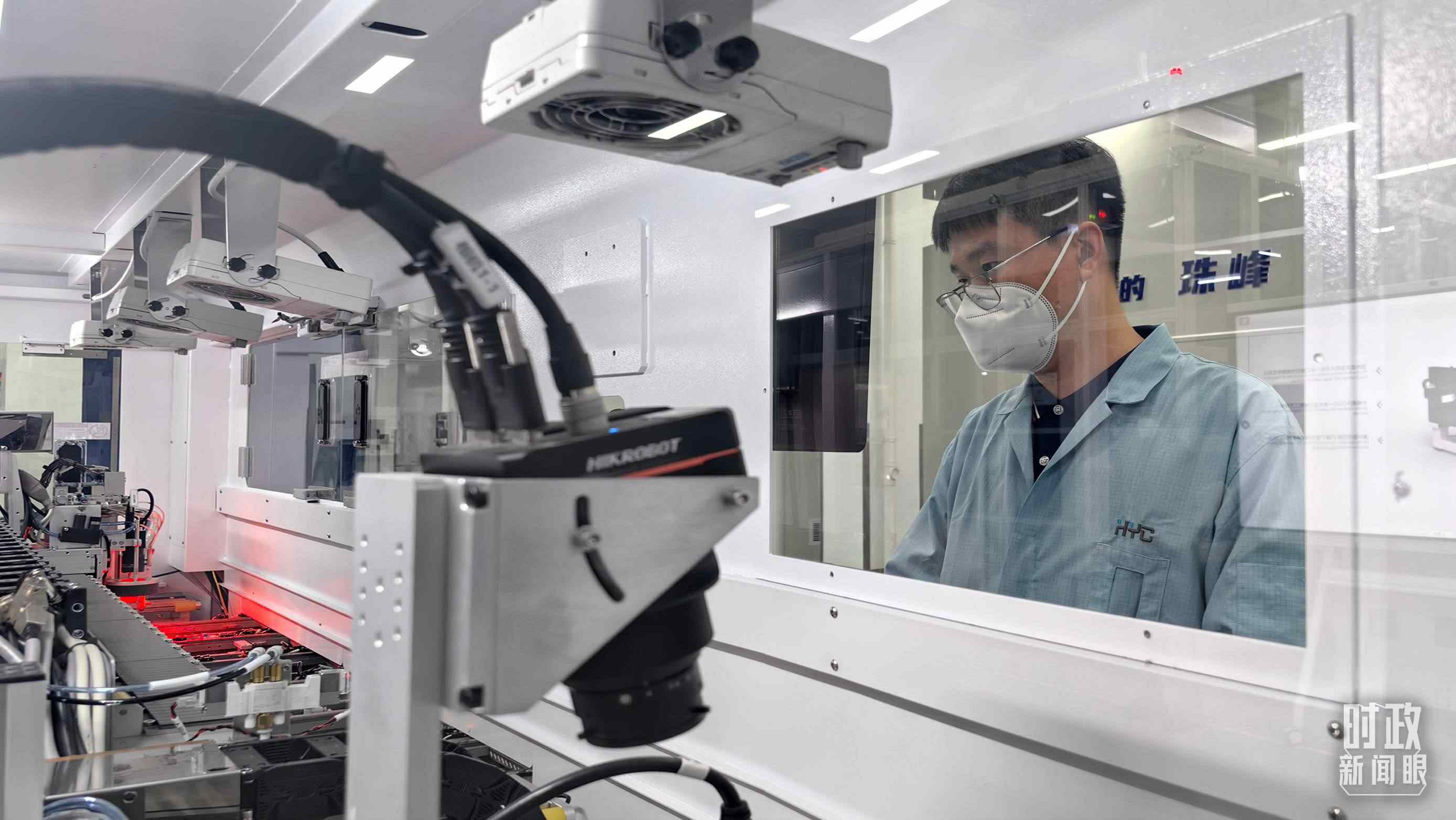 △蘇州華興源創(chuàng)科技股份有限公司員工正在研發(fā)車間內(nèi)進行芯片測試。（總臺央廣記者潘毅拍攝）
