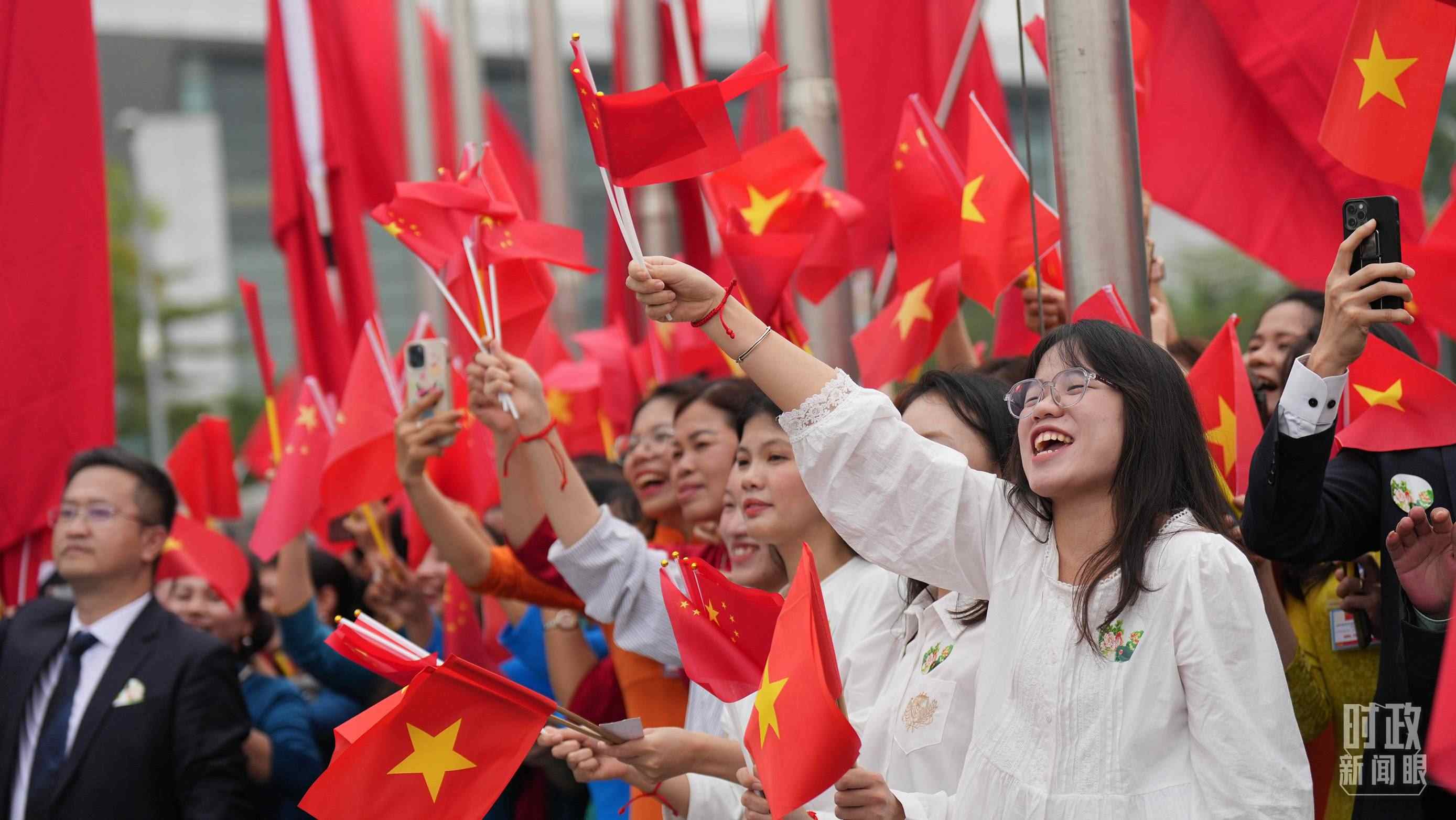 △人們揮舞兩國(guó)旗幟歡迎習(xí)近平訪越。（總臺(tái)國(guó)廣記者李晉拍攝）