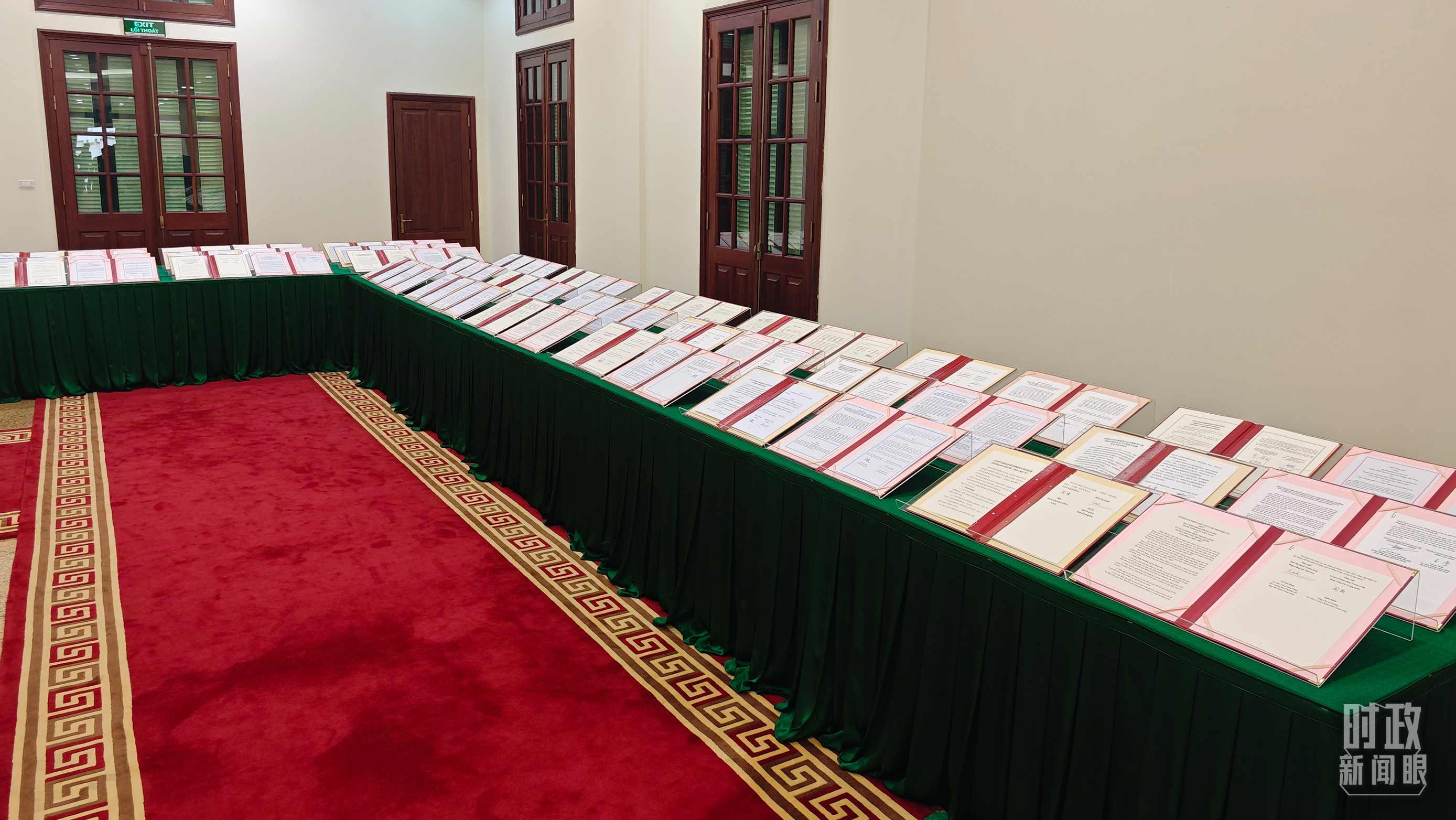 △會(huì)談后，兩黨總書記共同見(jiàn)證雙方簽署的雙邊合作文件展示，涵蓋共建“一帶一路”等30多個(gè)領(lǐng)域。（總臺(tái)央視記者耿小龍拍攝）