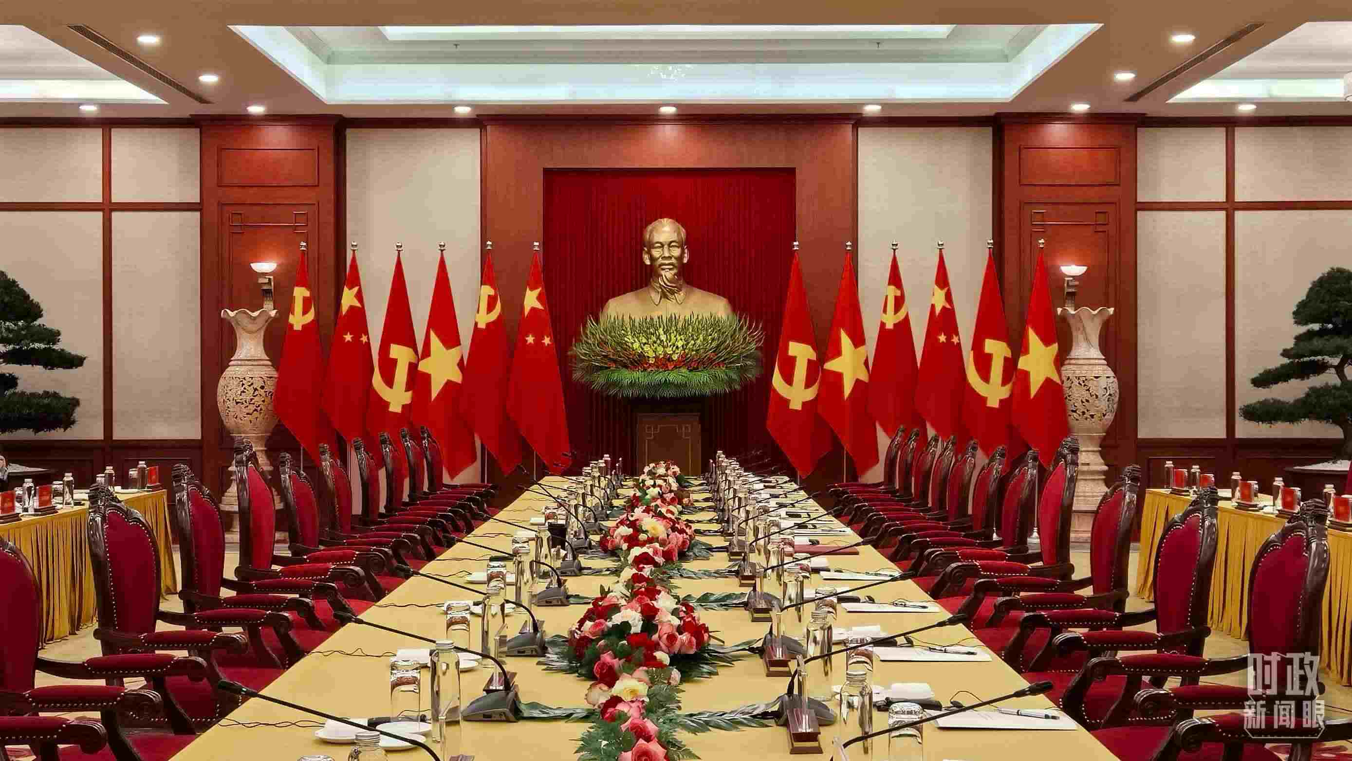 △當(dāng)?shù)貢r(shí)間12月12日下午，習(xí)近平在這里與阮富仲舉行會(huì)談，這是會(huì)談開(kāi)始前的場(chǎng)景。（總臺(tái)央視記者邢彬拍攝）