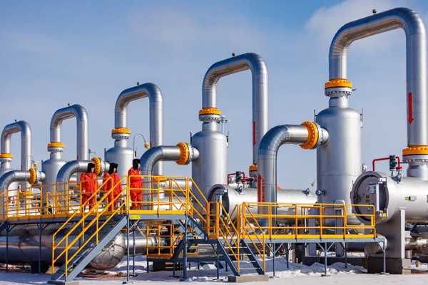 中俄東線天然氣管道黑河首站工作人員正在巡檢。受訪者供圖