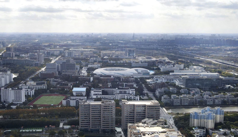 這是2023年11月25日在上海浦東新區(qū)張江科學(xué)城拍攝的形如鸚鵡螺的大科學(xué)裝置上海光源（中）（無(wú)人機(jī)照片）。新華社記者 方喆 攝