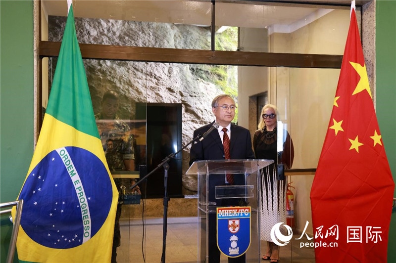 中國(guó)攝影家協(xié)會(huì)駐會(huì)副主席鄭更生在攝影展開(kāi)幕式上致辭。 人民網(wǎng)記者 陳海琪攝