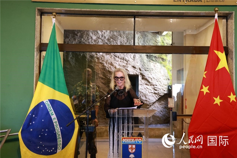 山河文化促進(jìn)中心執(zhí)行總裁瑪西婭·梅爾基奧爾在攝影展開(kāi)幕式上致辭。 人民網(wǎng)記者 陳海琪攝