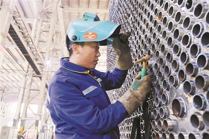 邵旭鵬在車間進(jìn)行電焊作業(yè)。受訪者供圖