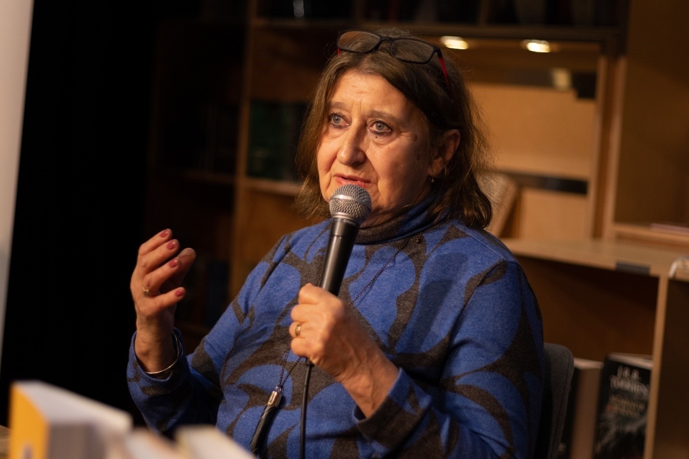 埃娃介紹作品。摩爾多瓦尼·巴爾納巴斯攝