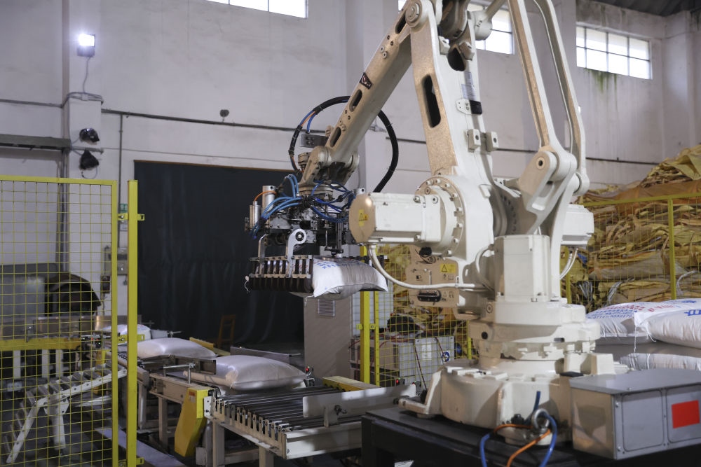 12月14日，在廣西來賓東糖鳳凰有限公司，機械臂在廠房碼放白砂糖成品。