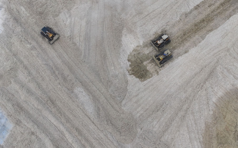 12月12日，在廣西湘桂華糖制糖集團來賓紙業(yè)有限責任公司，工作人員在整理蔗渣（無人機照片）。