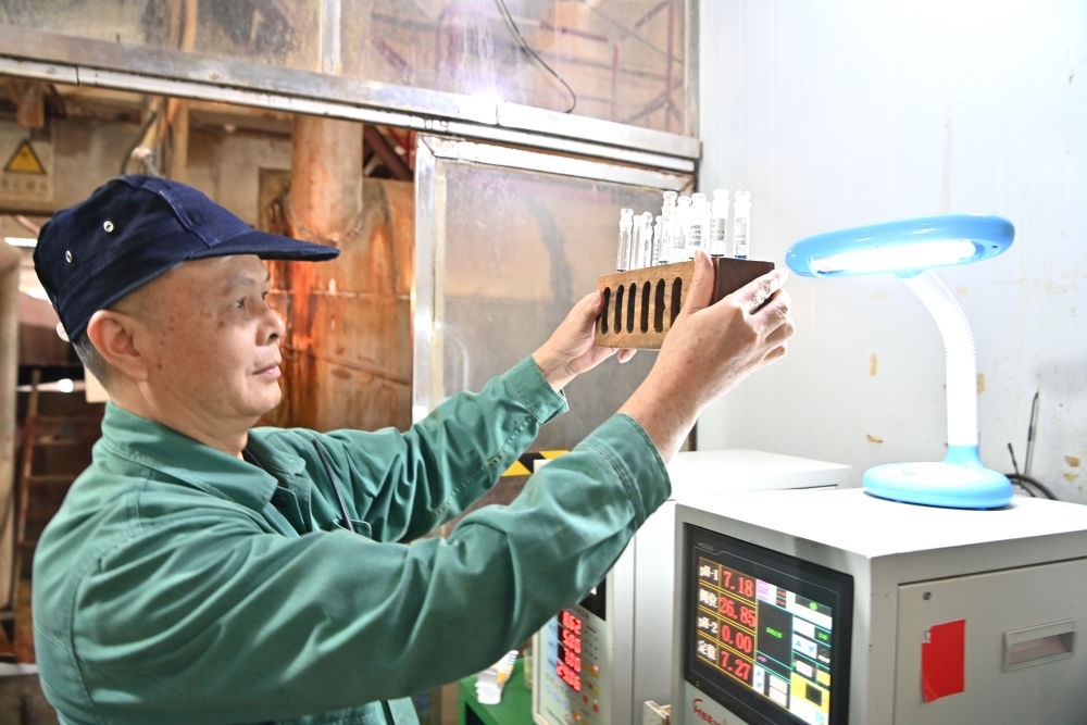 12月12日，廣西來賓小平陽湘桂制糖有限公司的工作人員在檢測糖漿樣品。