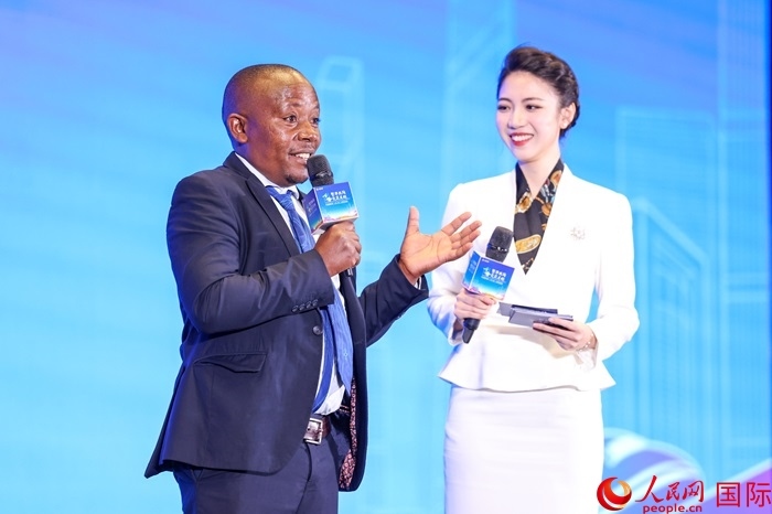 來(lái)自烏干達(dá)坎帕拉—恩德培機(jī)場(chǎng)高速公路項(xiàng)目的赫爾曼（左）被評(píng)為中國(guó)交建共建“一帶一路”最美外籍建設(shè)者之一。人民網(wǎng)記者 趙益普攝