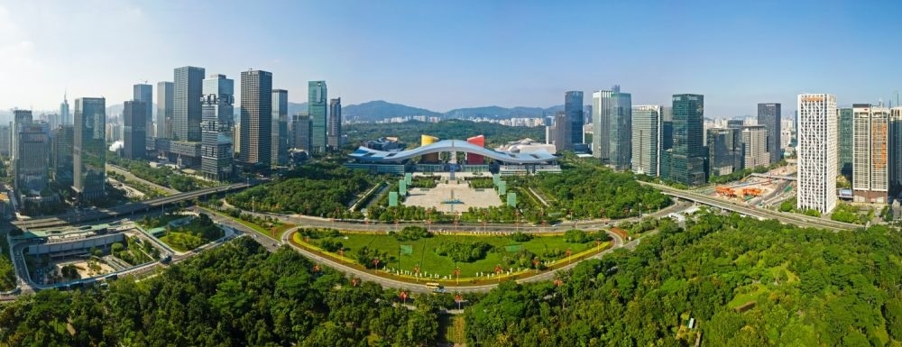這是在廣東省深圳市拍攝的深圳市民中心和蓮花山公園一線（2020年10月2日攝，無人機照片）。新華社記者 梁旭 攝