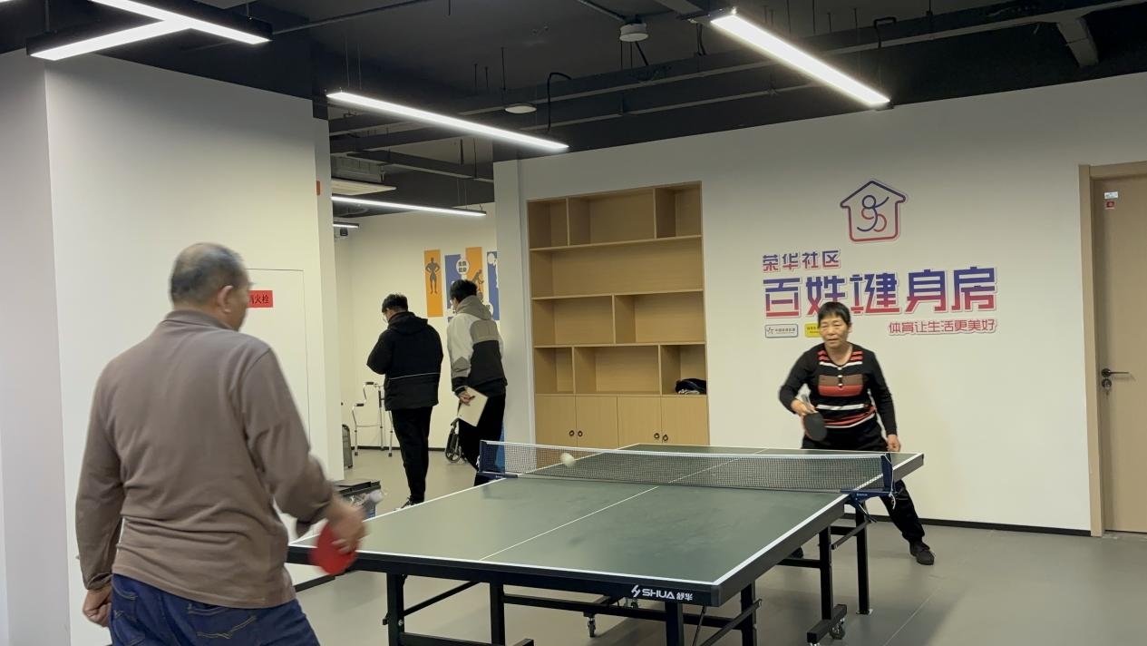 浙江臺州椒江區(qū)葭沚街道榮華社區(qū)，老年人在百姓健身房打乒乓球。