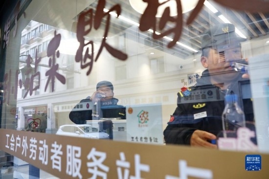 12月16日，戶外工作者在浙江省嘉興市南湖區(qū)丁家橋社區(qū)個(gè)性化“惠工小站”休息。