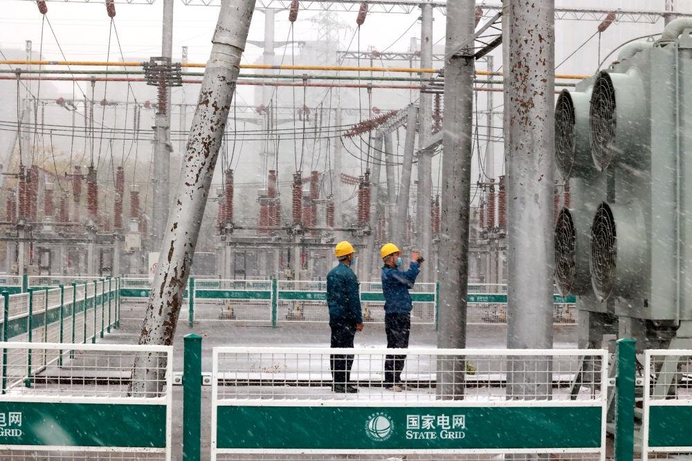 △國網(wǎng)壽光市供電公司變電運維人員在檢查變電站積雪情況。