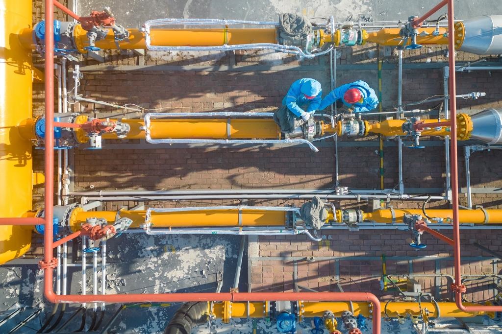 12月17日，黑龍江省哈爾濱市中慶燃?xì)庥邢挢?zé)任公司成高子門(mén)站的工作人員在進(jìn)行設(shè)備巡檢，保障燃?xì)夤?yīng)（無(wú)人機(jī)照片）。 新華社記者 張濤 攝