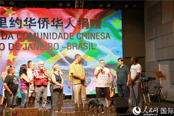 兒童殘障教育中心負責人胡里奧向捐贈方表示感謝。人民網(wǎng)記者 陳海琪攝