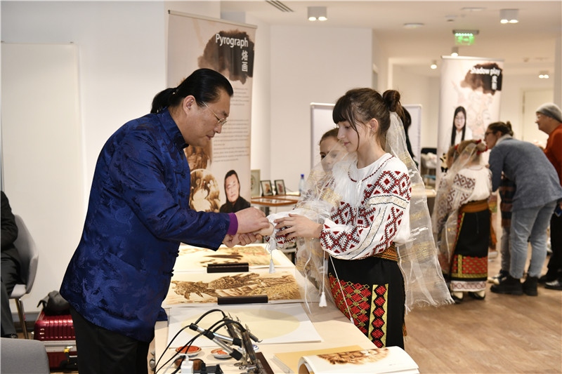 圖為羅馬尼亞小學(xué)生在現(xiàn)場(chǎng)體驗(yàn)烙畫。 布加勒斯特中國文化中心供圖