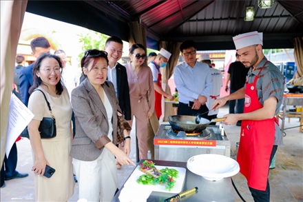 嘉賓現(xiàn)場觀摩。阿聯(lián)酋上海總商會暨同鄉(xiāng)會供圖