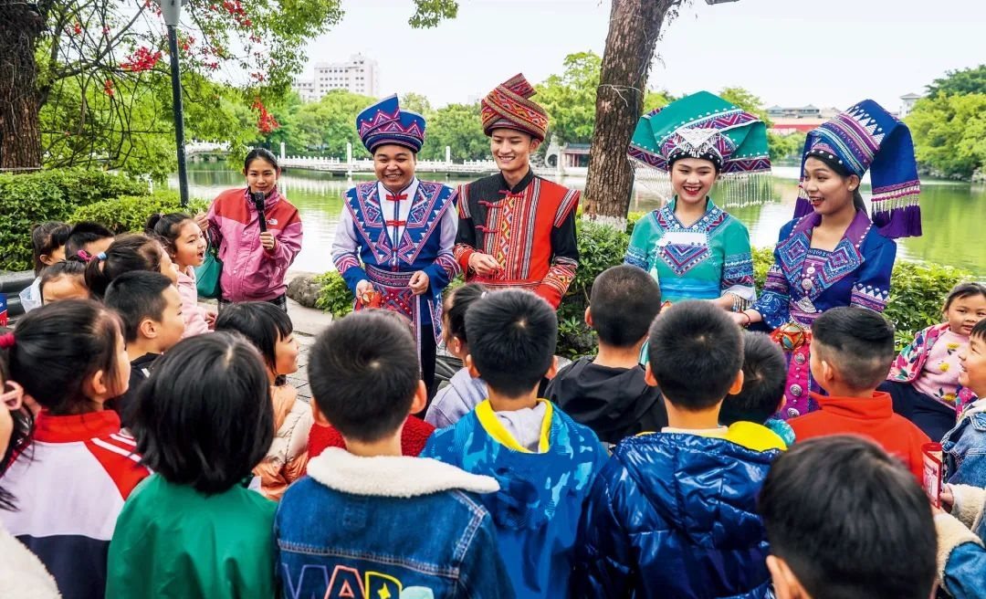 2023年4月25日，廣西桂林，“網(wǎng)絡(luò)法治宣傳一條街”在榕湖景區(qū)古南門“開街”，身穿民族服裝的工作人員演唱山歌向青少年普及網(wǎng)絡(luò)法治知識(shí)。