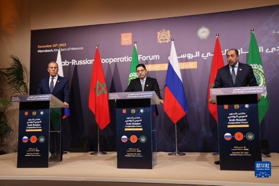 12月20日，在摩洛哥南部城市馬拉喀什舉行的第六屆阿拉伯-俄羅斯合作論壇主議程結(jié)束后，俄羅斯外交部長拉夫羅夫、摩洛哥外交大臣布里達、阿拉伯國家聯(lián)盟（阿盟）副秘書長胡薩姆·扎基（從左至右）出席記者會。新華社記者霍晶攝