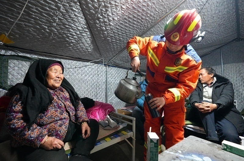 村民龔尕芳與消防員交流。賀勇攝。