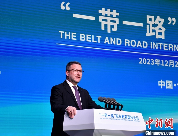 圖為活動現(xiàn)場歐洲議會交通旅游委員會副主席烏伊海依·伊什特萬致辭。 中新社記者 韓冰 攝