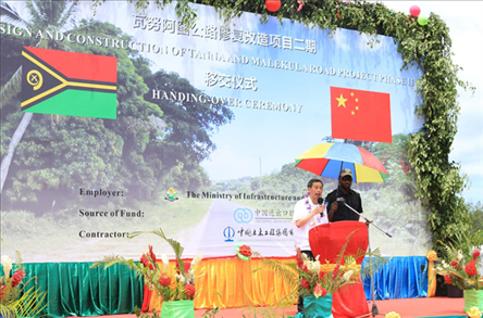 2023年12月18日，中國(guó)駐瓦努阿圖大使李名剛在瓦努阿圖公路項(xiàng)目二期馬勒庫(kù)拉段的移交儀式上發(fā)表致辭。人民網(wǎng) 賀吉攝