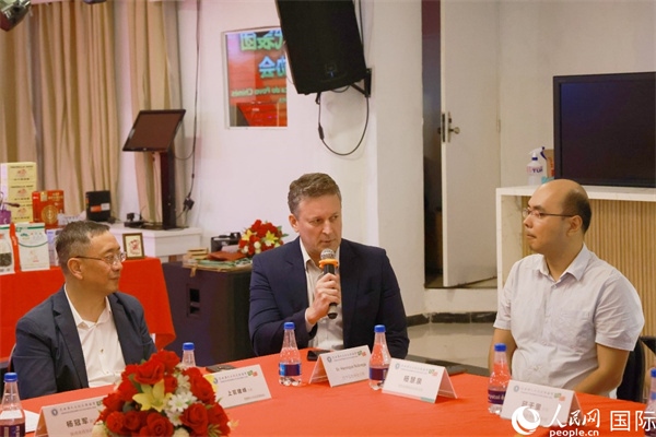 巴西中國(guó)友好協(xié)會(huì)主席恩里克·諾布雷加（中）在座談會(huì)中發(fā)言。人民網(wǎng)記者 陳海琪攝